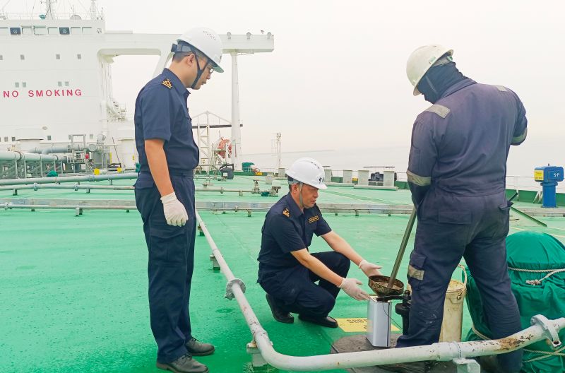 图为：海关关员正在进行取样+关景元摄