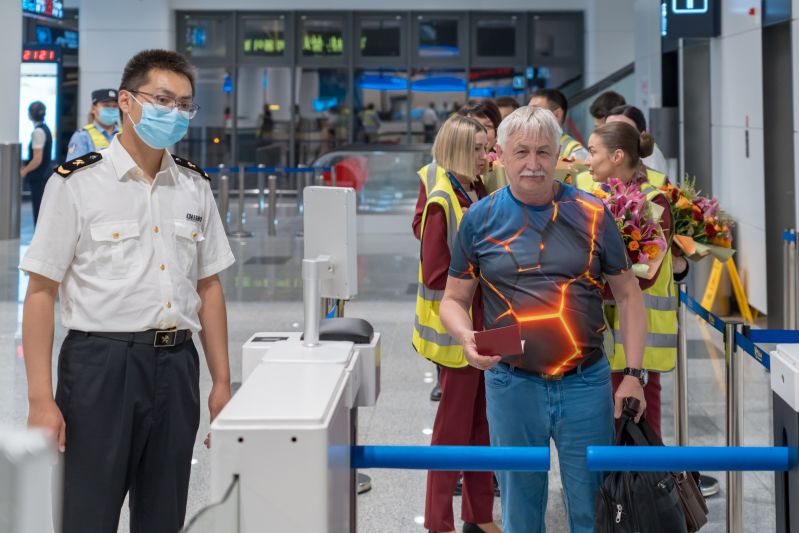 图为：海关关员现场监管入境旅客通关  林强摄