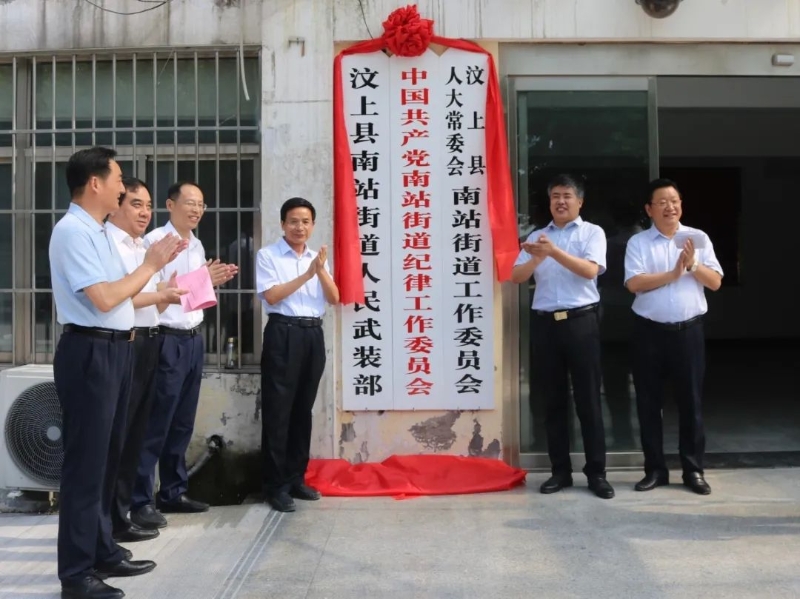 县人大常委会副主任王允国,县政协副主席姬广乐,县民政局长张淑星